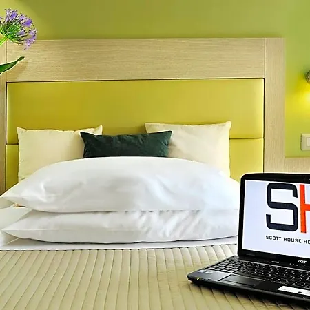 Scott House 3*